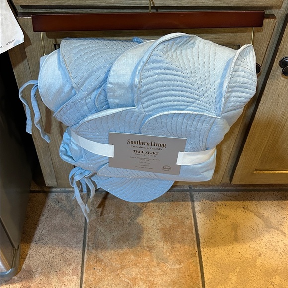 Southern Living Light Blue Quilted Tree Skirt, 58” in/ 147.3 cm, NEW - Picture 4 of 7